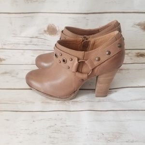 NWOT Sofft Leather Ankle Booties